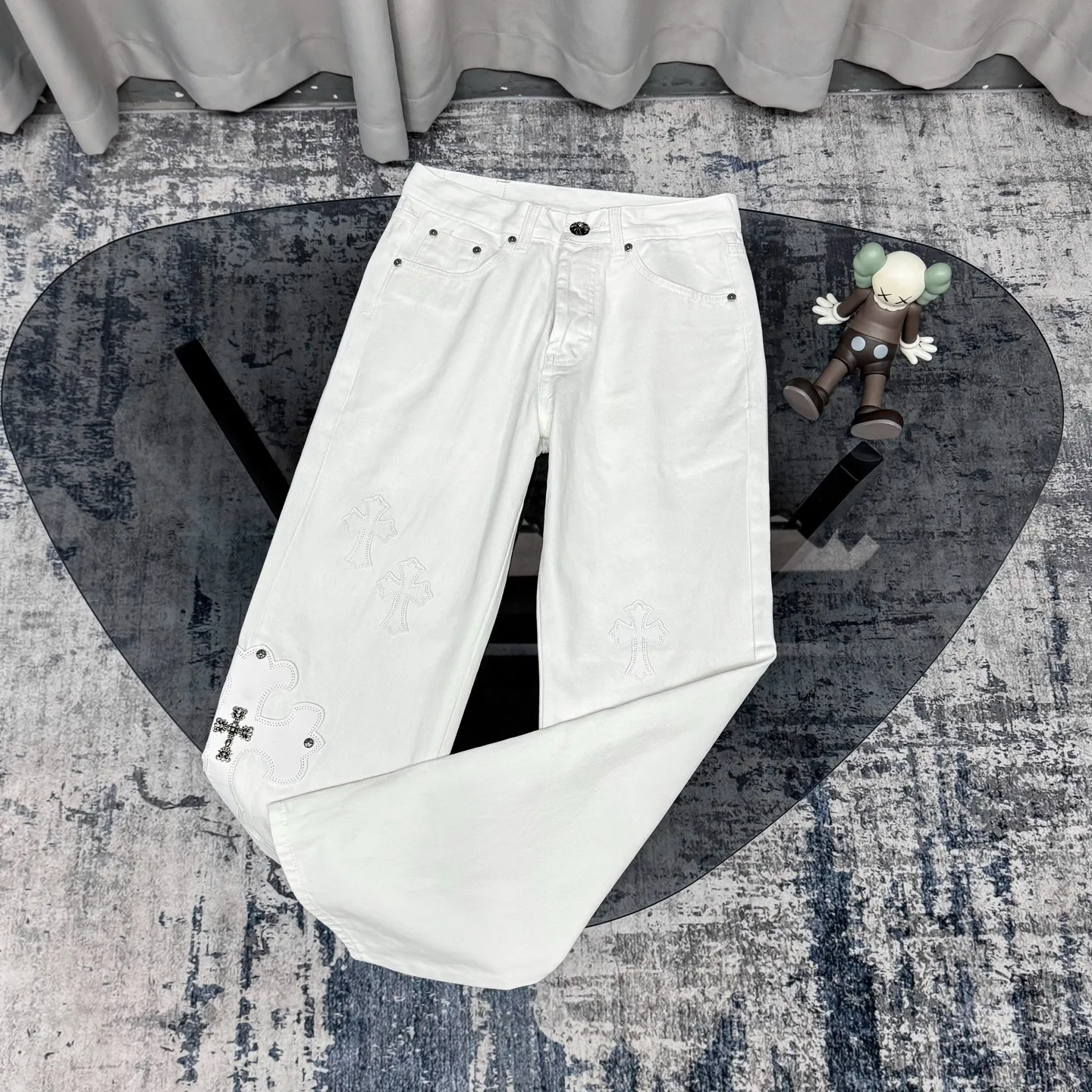 P280 Chrome Hearts/Chrome Hearts 25FW CH top denim large cross leather jeans (white) Chrome Hearts white cow king jeans Chrome Hearts' most popular color pants are made of beaded canvas fabric. Heavy washing makes the upper body of the fabric more textured and the pants are tall and straight! The three-dimensional cutting of the whole trousers is a masterpiece! The hardware is customized by zp. The beaded canvas fabric is thick and soft after being washed. It has good breathability. Customized small leather label. Unique design. The details are in place, simple and elegant, and the workmanship is exquisite. The whole trousers are neatly routed and the details are in place. Look for the correct version. Size: 28 30 32 34 (corresponding to s-xl) Detailed size can be found in Figure 9